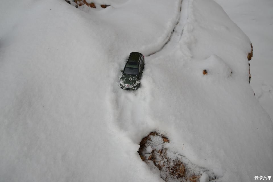 【潮玩车模】单人单车穿越冰雪，勇气可嘉