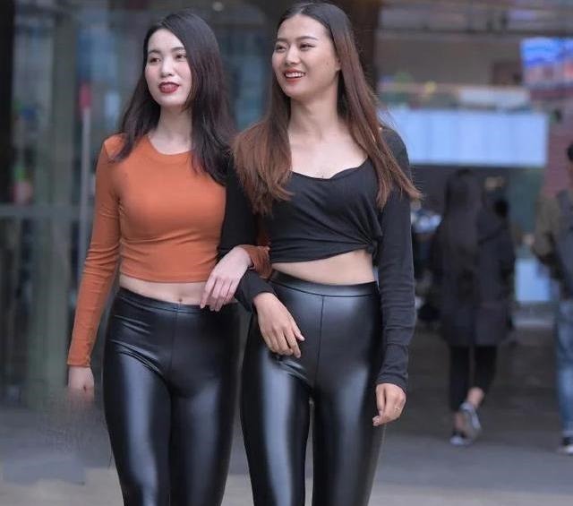 街拍美女好闺蜜来比赛,各穿一条时髦皮裤,左边这位更胜一筹吧