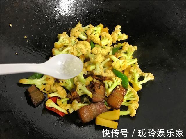 炒花菜时,有人焯水,有人过油,原来都错了,难怪炒出来不好吃