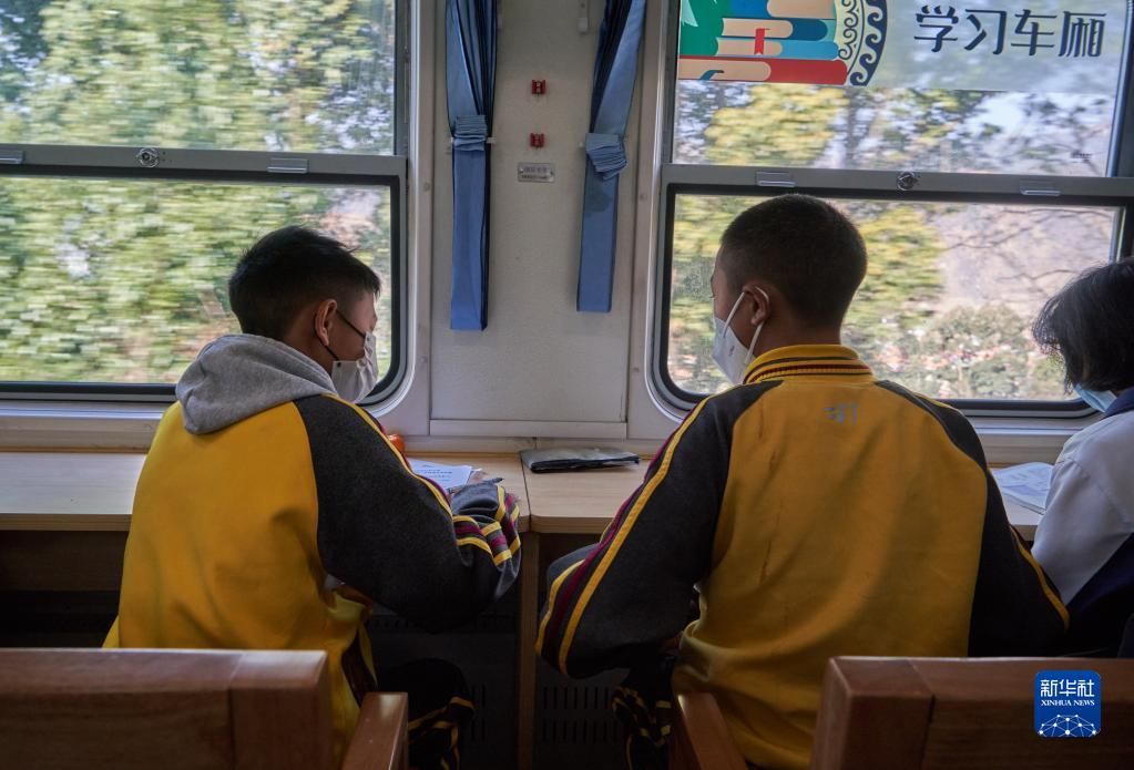 大凉山慢火车“换装”升级迎接开学季