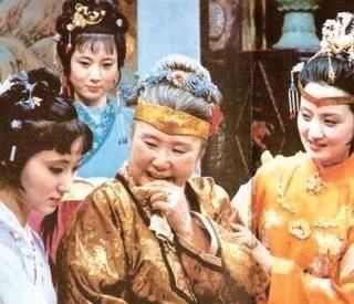 大观园|贾母为何不喜欢邢岫烟,对她在贾府的困境视若无睹?