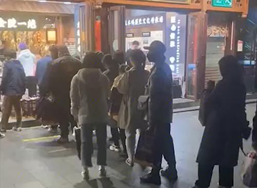 南京景区商店排长队，疑似营造氛围，顾客曾向店员提出想早下班