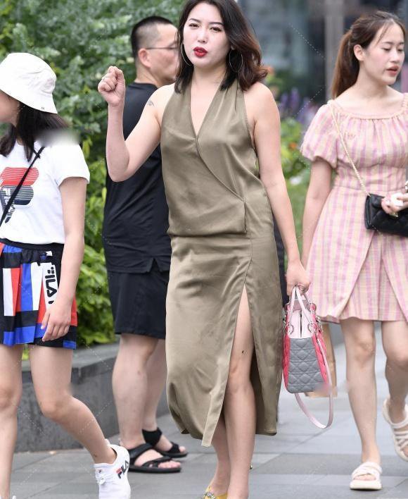 简约大方的挂脖裙，穿出了辣妈清爽洒脱的美，靓丽耐看又优雅