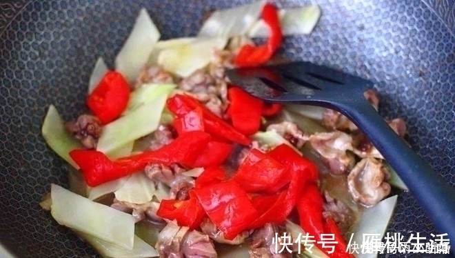部位|鸡身上最脏的部位，里面含大量重金属，白给都不要，炒菜要扔掉
