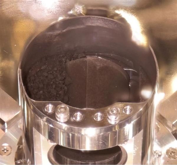 日本隼鸟2号返回舱样本室打开:大量小行星岩石、尘埃颗粒