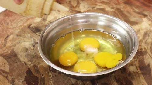  滑嫩|大厨教你做“洋葱炒鸡蛋”，鸡蛋滑嫩味道好，家常菜简单又营养