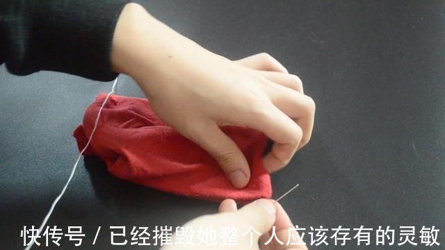 缝纫|穿破的袜子不要扔,简单剪一刀,旧袜子变得和新的一样,太实用了