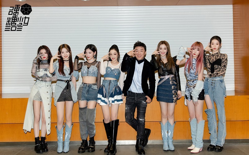  成龙|99晚会搭档黄渤，双十一开幕式合作成龙，硬糖少女下次合作谁？