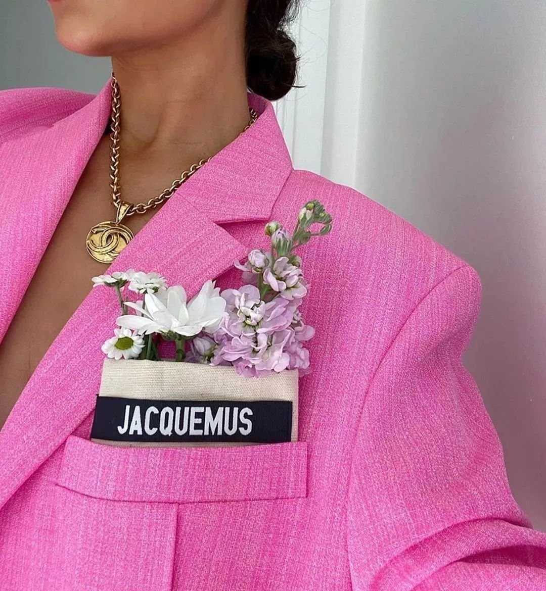 穿T恤的时候 戴什么项链最时髦?