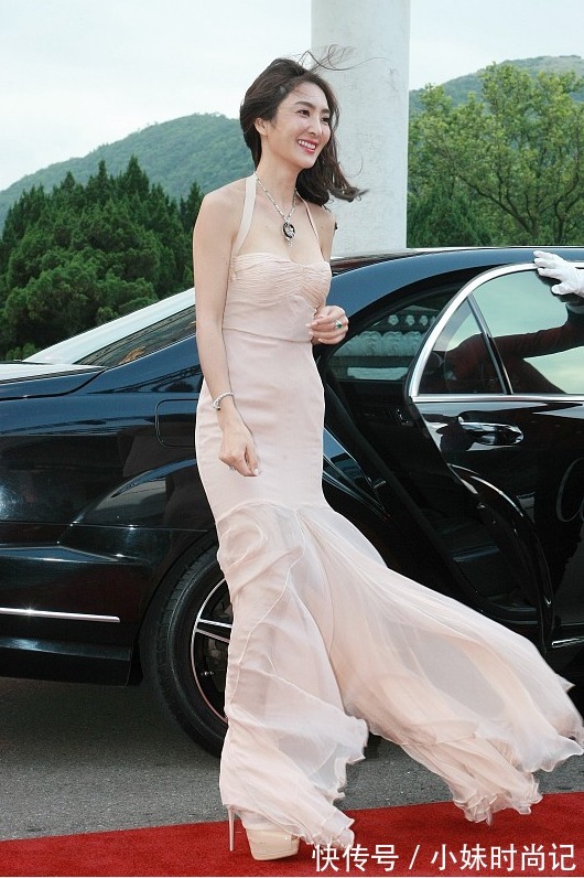 蕾丝|吴速玲在老公曹格面前也挺“放得开”,抹胸裙用带子绑着,真迷人