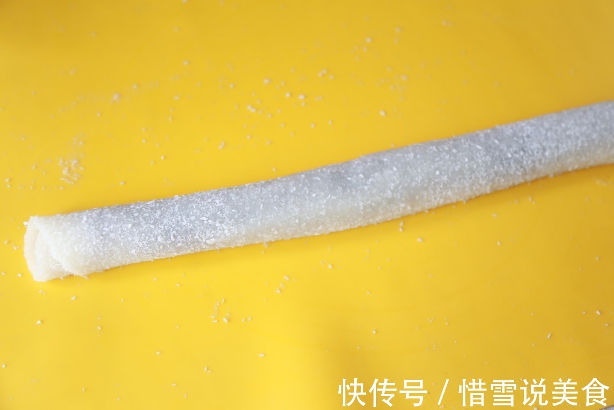 自制糯米豆沙卷,软糯的外皮,甜甜的馅料,真的是太好吃了