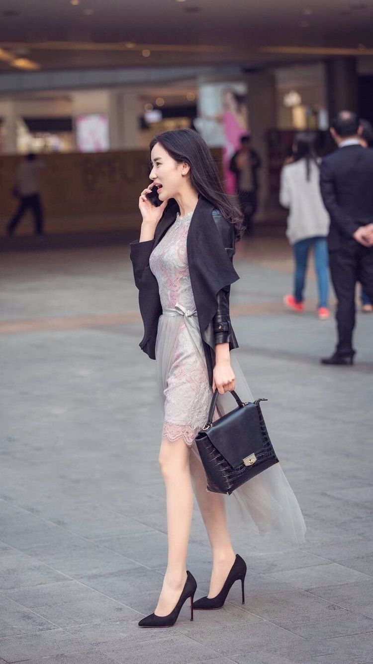 时髦|街拍:小清新的甜美风的美女,诠释性感和优雅,彰显出时髦与摩登