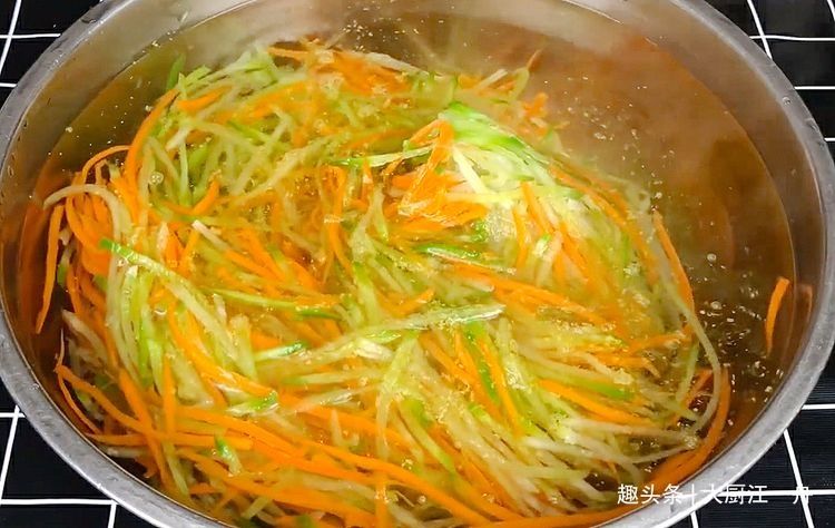 入冬后多吃萝卜，教你4种新吃法，营养解馋，端上桌全家抢着吃