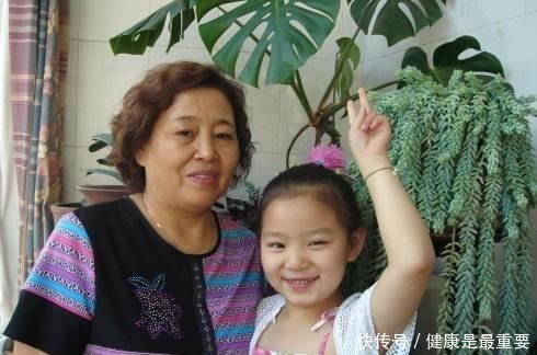 妈妈大意使3岁幼儿中毒，奶奶一个动作救了孩子，医生都称赞不已！