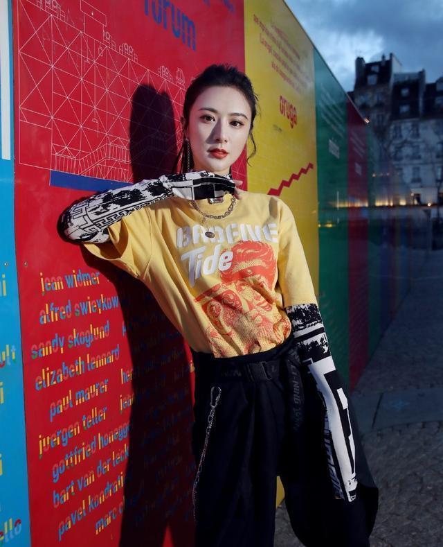 薇娅果然很会穿，黄色T恤搭配高腰裤青春活力，时尚气息扑面而来