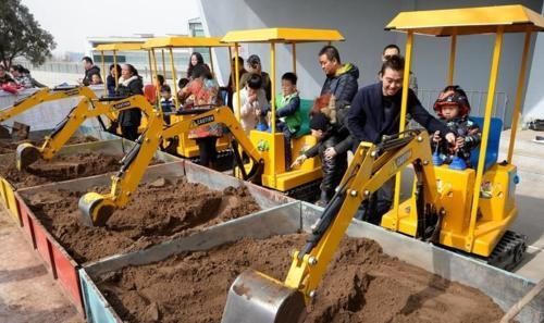 工友们|男娃迷上“挖掘机”,学着工友们一起开挖掘机,像模像样很可爱