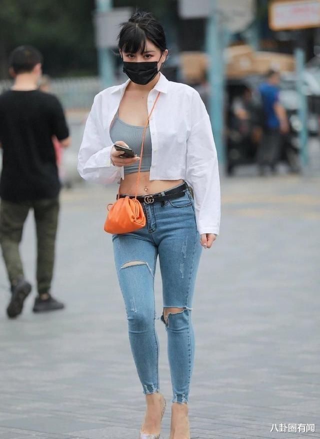 时尚好看的瑜伽裤装扮显得古韵别致，提升你的着装品味，充满童趣