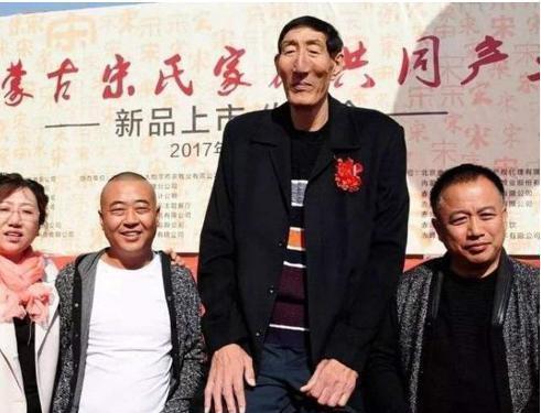 两米高|中国第一巨人娶小28岁妻子，不顾医生劝阻生子，今儿子长大了