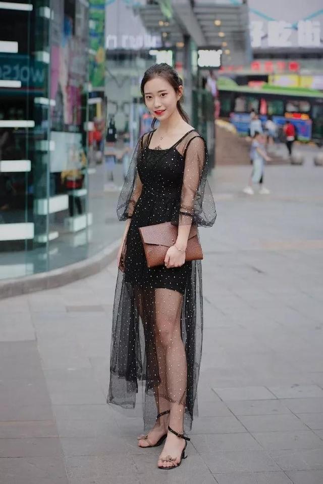 短裙|街拍白色T恤搭配格纹短裙,秀出白皙大长腿,尽显青春少女感