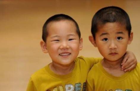 夫妻二人|孕妇做B超时,被查出孩子有两个头,坚持生下后全家人乐了