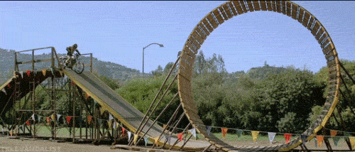 |搞笑GIF:妹子你真是会玩,乍一看还以为轻生呢