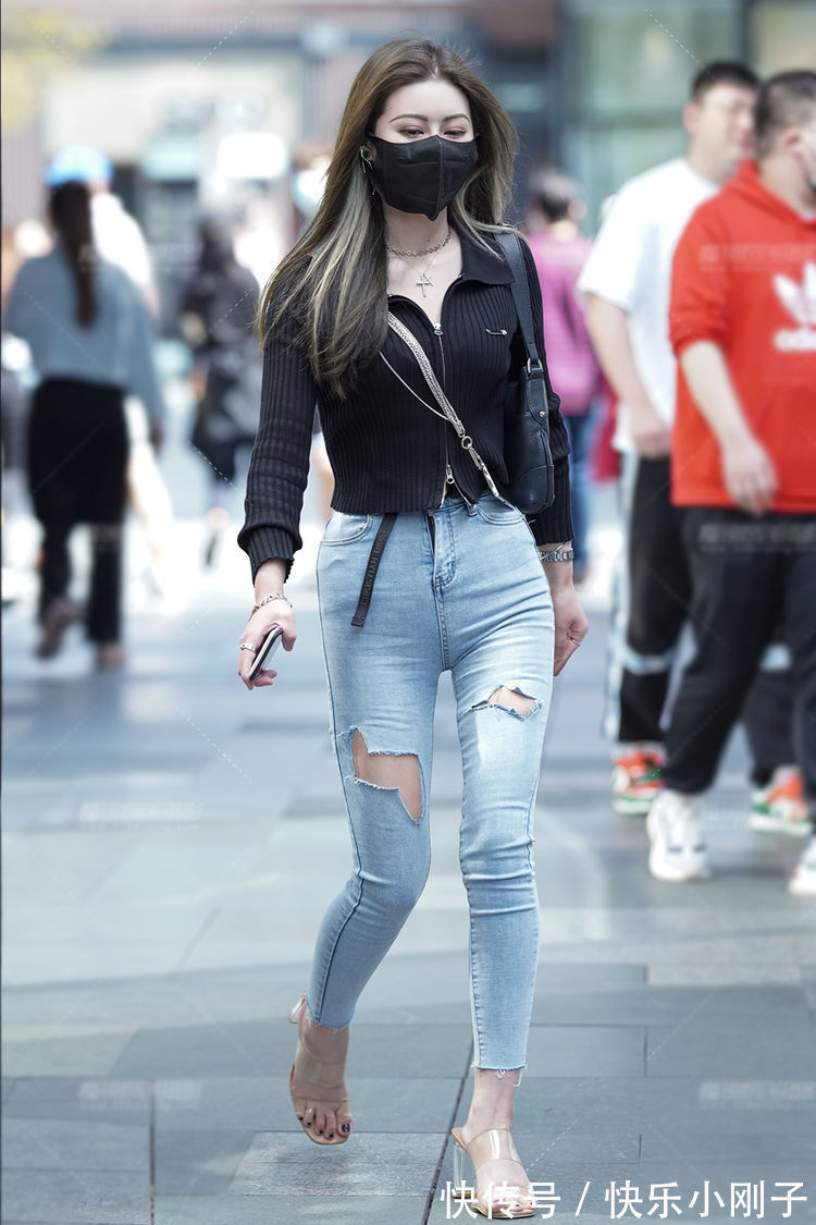 破洞 清秀女生的时尚穿搭,针织长袖衫配破洞牛仔裤,简约修身又美丽