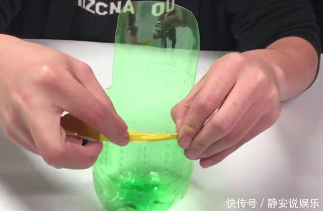 可乐瓶轻松改造一下，放在卫生间里特别实用，家家户户都用的到