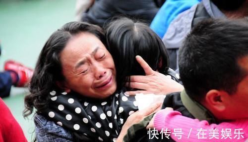 牙齿|8岁男童长出“双排牙”,被拔掉时疼哭了,得知原因后奶奶崩溃