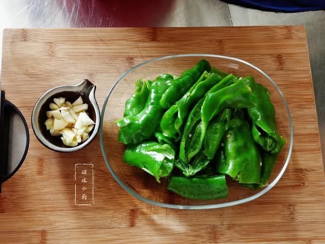 下饭|2菜1汤的午餐成本不超10元钱，干煸辣椒皮薄细嫩，干香入味下饭