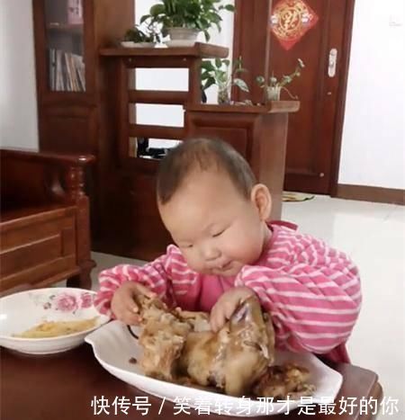 宝宝|宝宝饿了,宝妈却没在卧室看到宝宝,走到客厅笑弯了