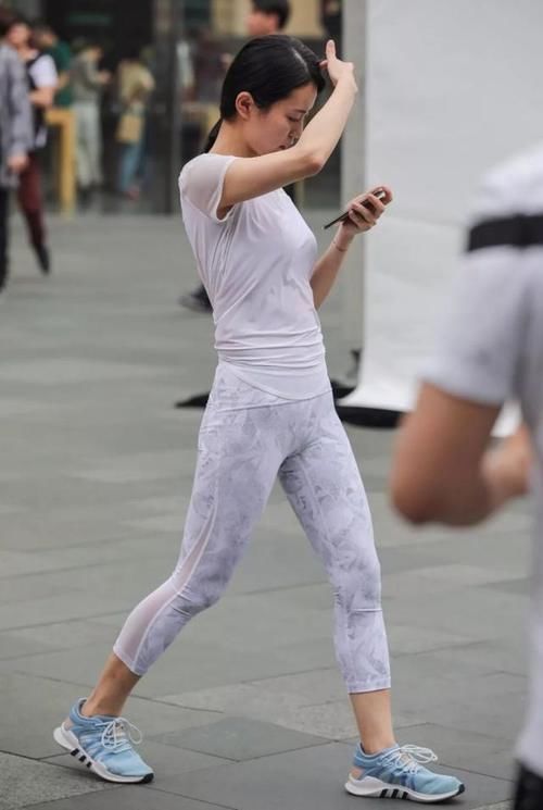 迎夏时尚说:浅灰色的运动套装,将身材展现的很漂亮,简单时尚