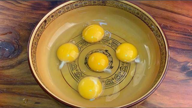 煮荷包蛋时，总有白沫还会散？厨师长教您1招，完整圆润不粘锅
