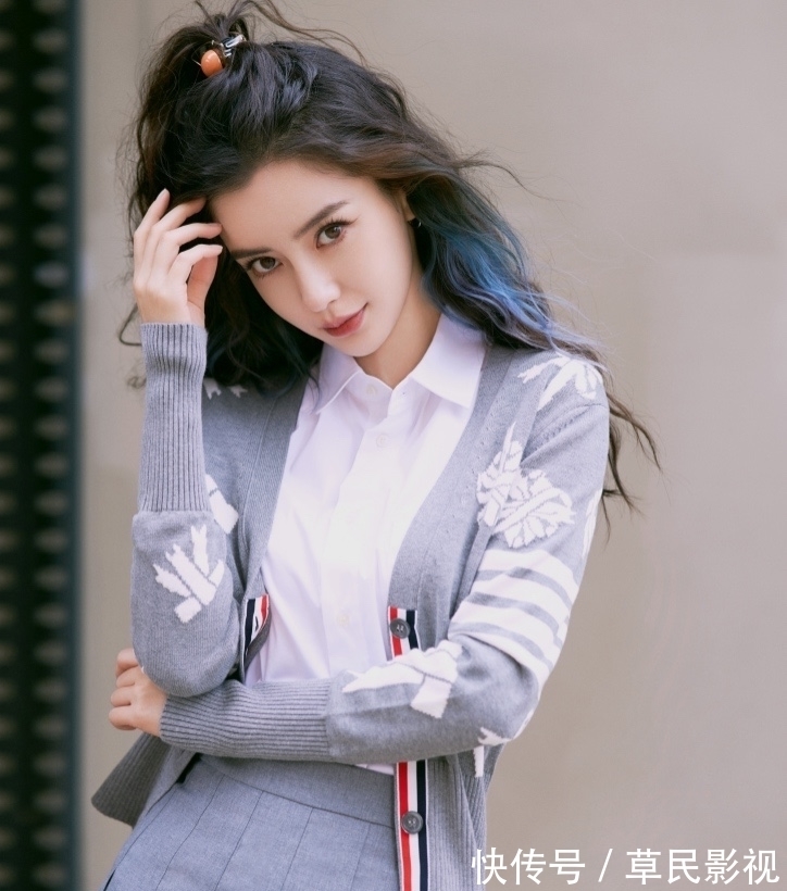 学院风|Angelababy半高马尾解锁夏日清爽活力,搭配学院风短裙可爱减龄