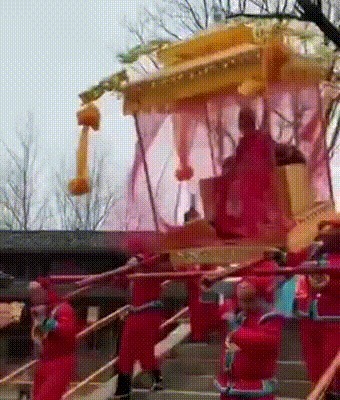 |搞笑GIF趣图:妹子get到一个好技能,不用美颜也能拍出美照