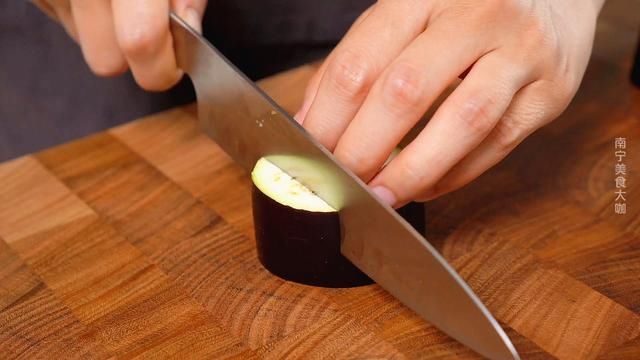 好吃|把茄子放锅里蒸一蒸，居然这么好吃，一周做3次都不够，软嫩下饭