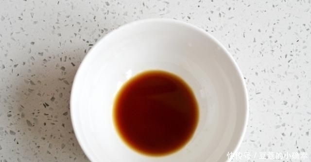 下锅|煎鸡蛋时,万万别直接就下锅多加这1步,鸡蛋圆嫩又不粘锅