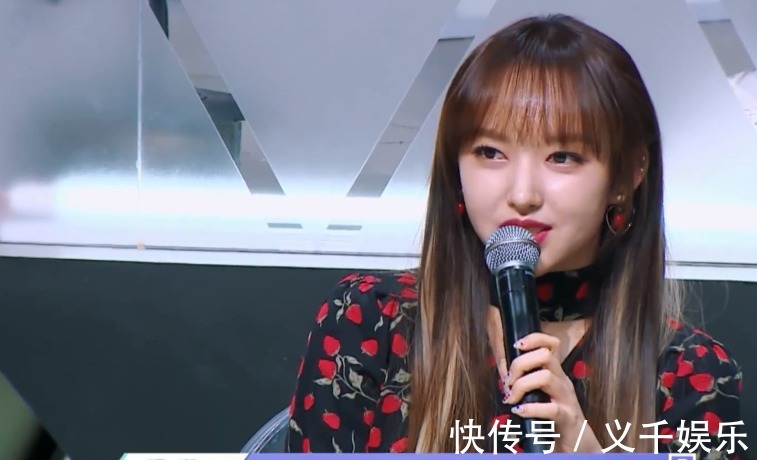 记得蔡徐坤第一次上台表演吗当时周洁琼的表情变化,太真实了!