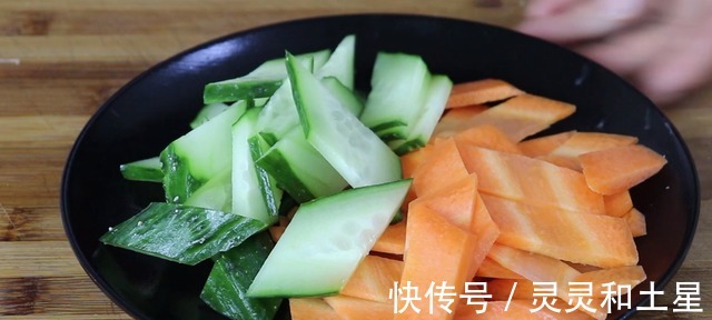 黄瓜片|2根黄瓜,1个土豆,简单一做,看着就馋人了,上桌就扫光!