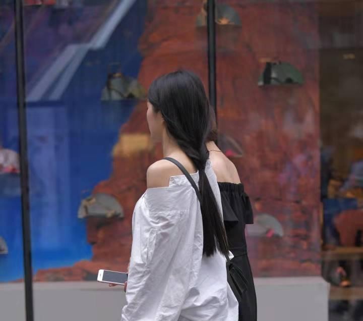 街拍小姐姐穿衣“不正经”，这么严肃的白衬衣被她穿成这样！