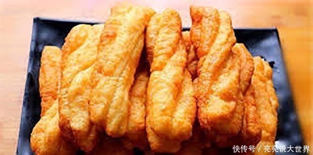 油条|油条店大厨教你炸油条，不放酵母，个个金黄酥脆，凉了也是软乎的