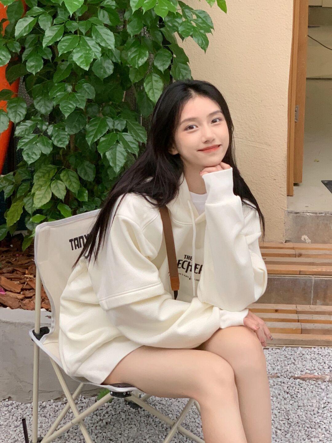 半身裙|天气回暖该怎么穿出氛围感?米色卫衣+黑色半身裙,清纯又不失个性