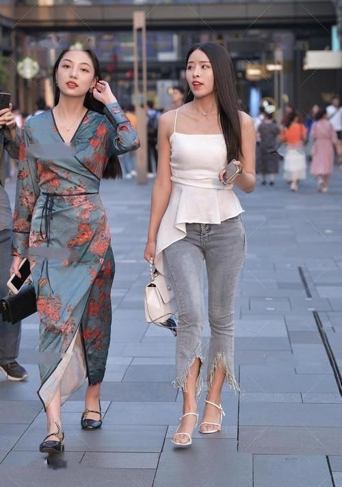 小蛮腰|白色吊带上衣搭配灰色喇叭裤，简单的装扮却穿出了心动的感觉