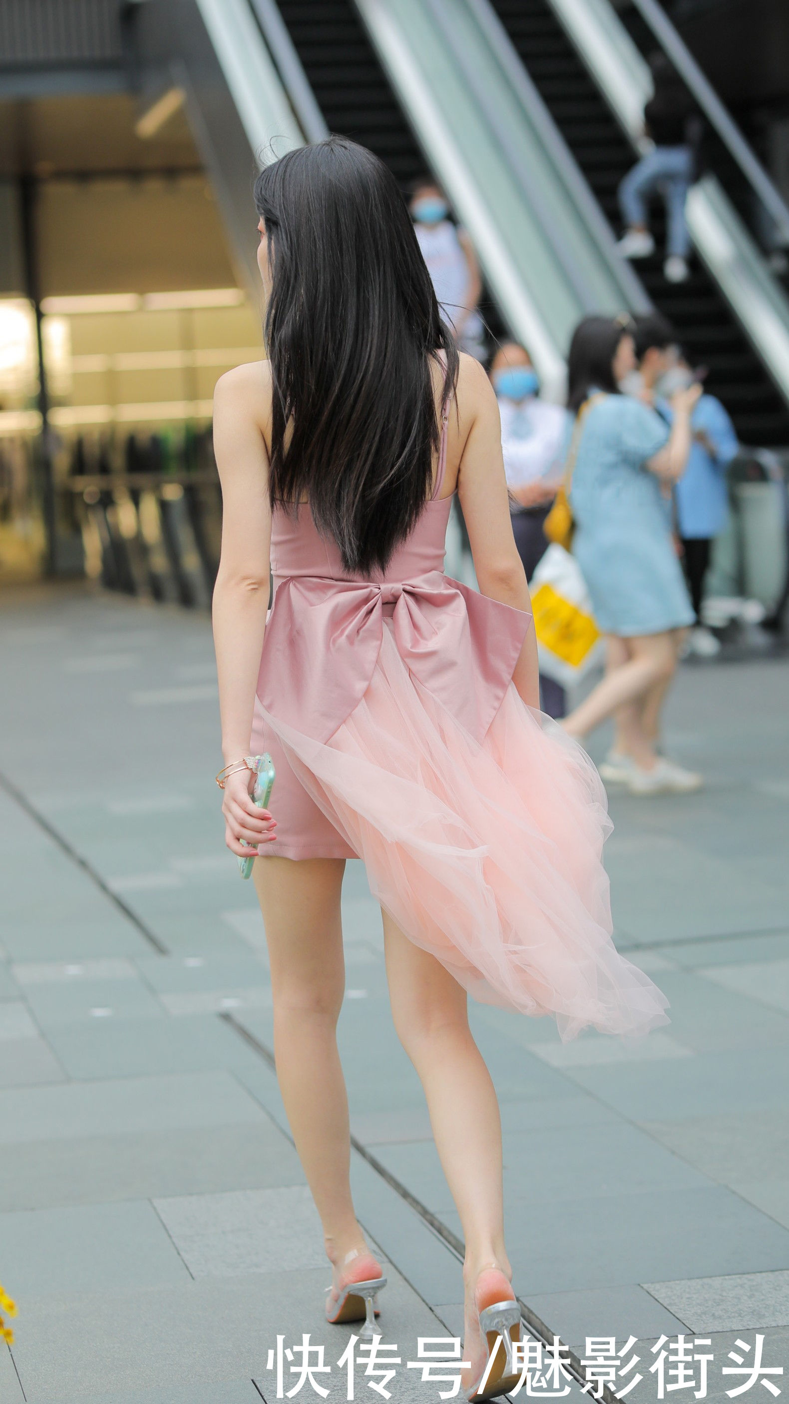 粉色是年轻女孩的最爱，美女用粉色薄纱来装点连衣裙，甜美又减龄