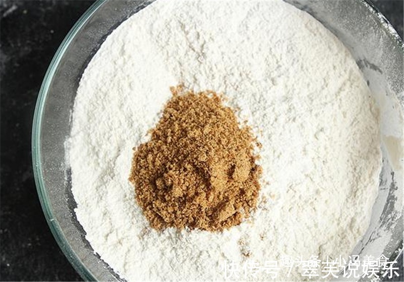 老妈最拿手的炸油饼,香酥软嫩,越吃越香,冷热都好吃