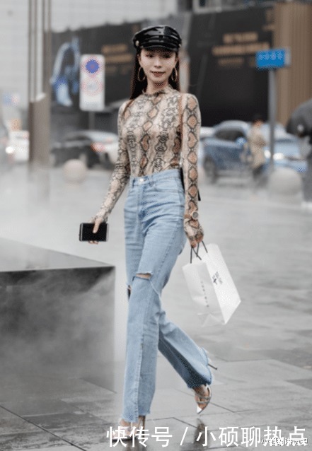 高挑的小姐姐,身穿蛇纹上衣+破洞牛仔裤,欧美范十足