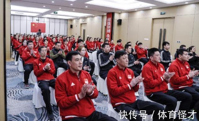 大合影|破案了!女排大合影站C位的人大有来头,谁也不敢“夹带私货”了