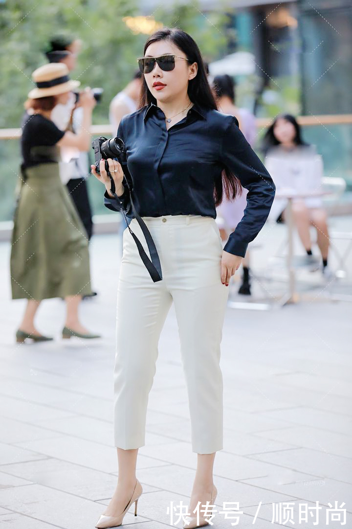 白色裤子搭配衬衫的小姐姐,带来简约干练感,看起来精力充沛