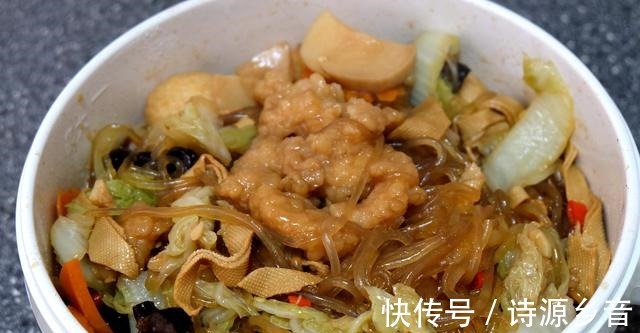 北方人爱吃一锅炖,食材丰富做法简单,自己炖一锅当午饭也不错!