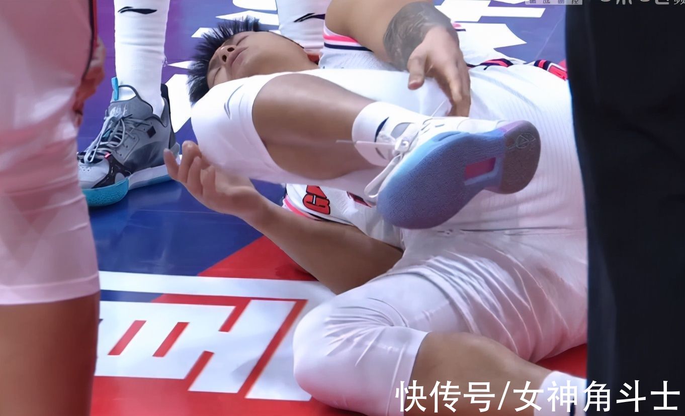 裁判員|1分鐘連吃違體+技犯！孫銘徽慘遭驅(qū)逐，廣東7分鐘僅2分，杜鋒不滿