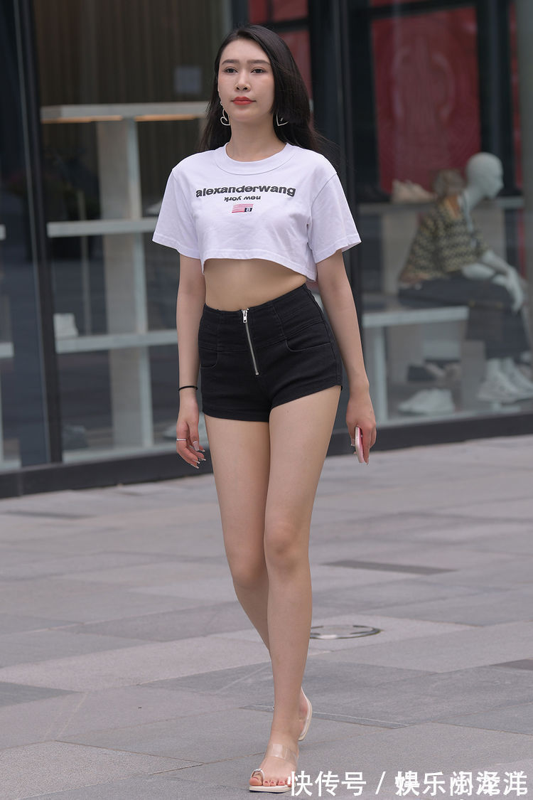 短袖衫 简约大方的清新穿搭,短款白色短袖衫配黑色短裤,高挑美丽又时尚